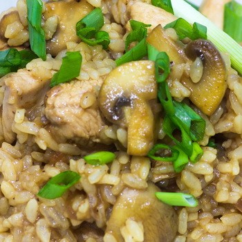 Nasi dengan daging dan cendawan: resipi untuk ketuhar dan periuk perlahan