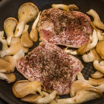 Boczniaki z mięsem: przepisy na pyszne dania