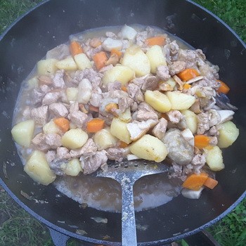 How to stew potatoes with mushrooms in a cauldron