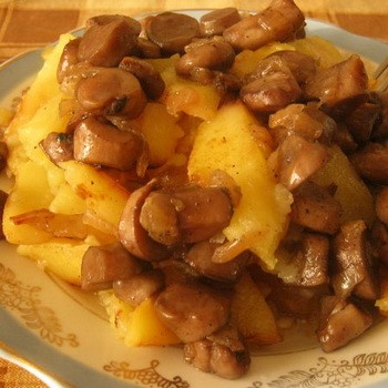 Rebus kentang dengan daging dan cendawan: resipi sihat