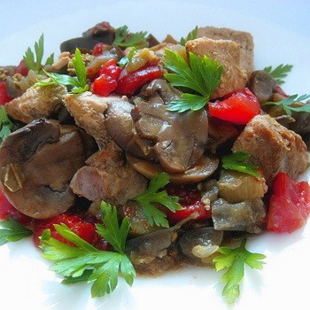 Kött med torkad svamp: recept på ugnen och långsam spis
