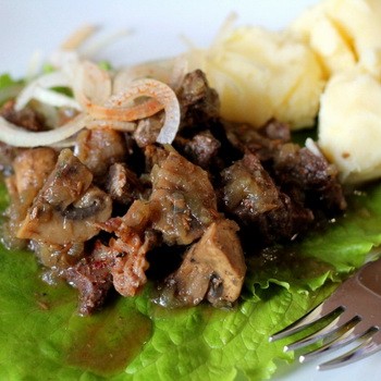 Mięso z marynowanymi grzybami: przepisy kulinarne