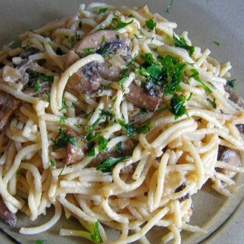 Makaron z grzybami miodowymi w sosie: przepisy kulinarne