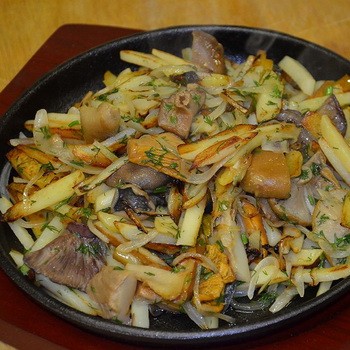 Smażone i gotowane ziemniaki z marynowanymi grzybami