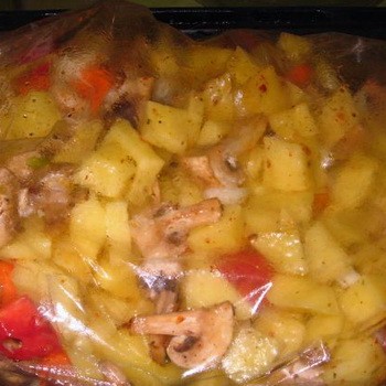 Ziemniaki z grzybami gotowane w rękawie do pieczenia