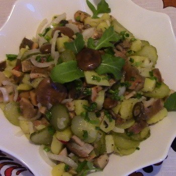 Resipi untuk salad lazat dengan cendawan dan kentang
