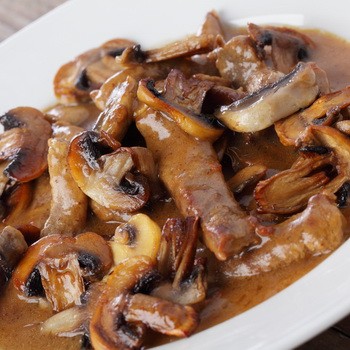 Jak gotować mięso z grzybami: przepisy na powolną kuchenkę