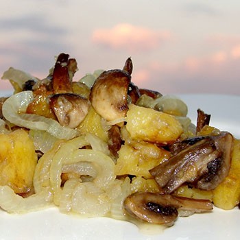 Dusené zemiakové recepty s mäsom a šampiňónmi