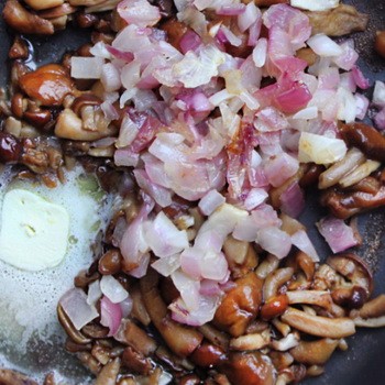 Hogyan finoman főzzük sült gombát hagymával