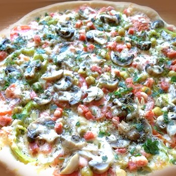 Pikantná pizza s nakladanými hubami