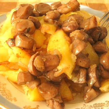 Hidangan Chanterelle dengan kentang dalam krim masam