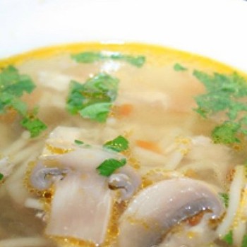 ซุปเห็ดแชมปิญองบนเนื้อสัตว์และน้ำซุปผัก