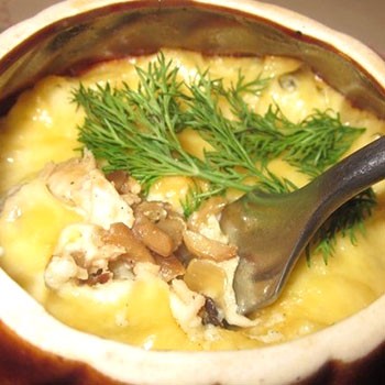 Champignons cuits avec des pommes de terre en pots