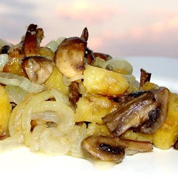 Pommes de terre sautées aux champignons dans une casserole: recettes
