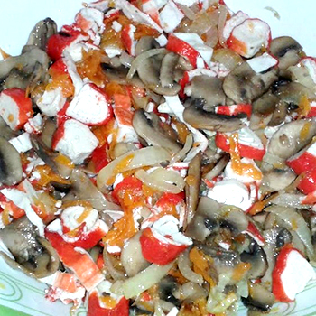 Salades de champignon avec des bâtonnets de crabe